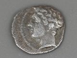 une pièce de monnaie en argent portant un visage de femme