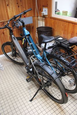 many bikes that are parked in a room together