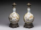 paire de vases chinois ornés de figures, posés sur des socles