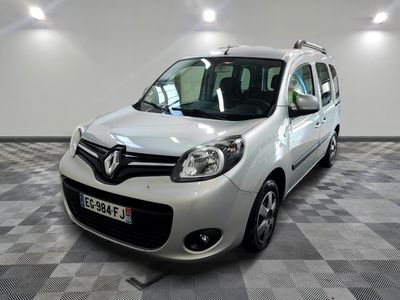la camionnette blanche est garée dans une grande pièce au sol en damier