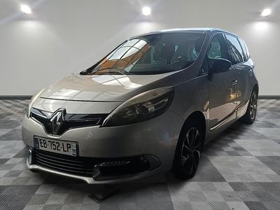 la photo d'une voiture argentée garée sur un sol en damier