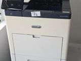 une imprimante posée sur une table près d'une fenêtre