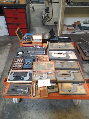 une table sur laquelle sont posés de nombreux outils, dans un garage