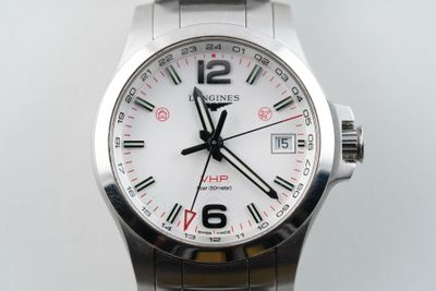 gros plan d'une montre-bracelet sur une surface blanche