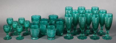 LOT DE VERRERIE en verre moulé coloré vert émeraude à décor …