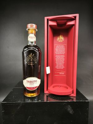 une bouteille de whisky posée sur une boîte noire