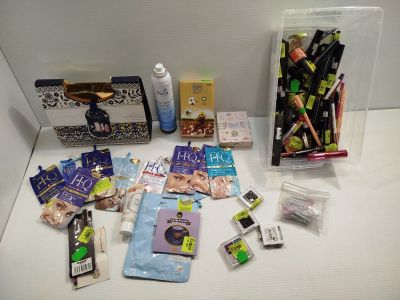 une photo montrant divers produits de beauté posés sur une table