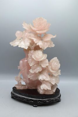 une image représentant une statue de femme avec des fleurs dans les cheveux