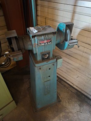 une machine qui se trouve à l'intérieur d'un bâtiment