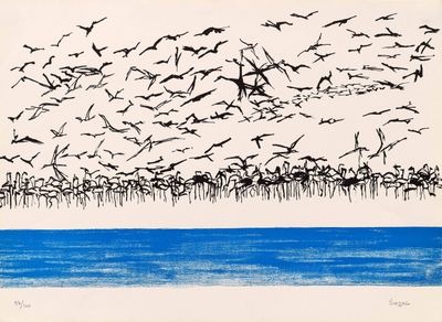 de nombreux oiseaux survolant une étendue d'eau