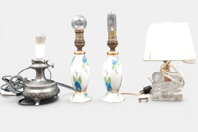 trois lampes placées l'une à côté de l'autre sur une table