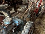 un homme qui se tient à côté d'une vieille moto