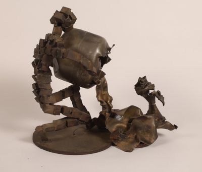 une sculpture représentant un robot posée sur une table
