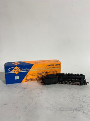 un gros plan d'un petit train sur une surface blanche