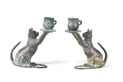 deux chats tenant des tasses et des soucoupes