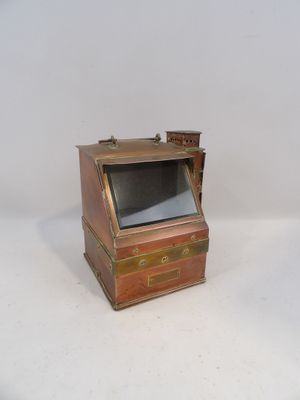 une vieille boîte en bois surmontée d'un miroir