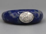 Gros plan sur une bague surmontée d'un diamant