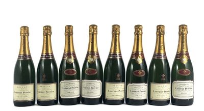 six bouteilles de champagne sont alignées