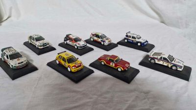 beaucoup de petites voitures miniatures exposées sur une table