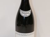 une bouteille de vin posée sur une table