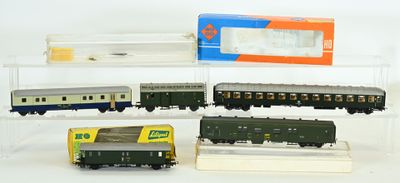 quatre modèles réduits de trains exposés dans une vitrine
