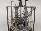 une horloge posée sur une table