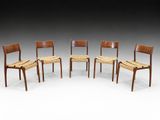 un lot de quatre chaises de salle à manger avec des assises tressées