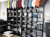une pièce remplie d'une multitude de chemises de toutes sortes