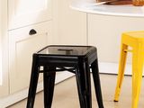 une petite table avec deux tabourets dans la cuisine