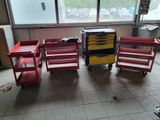quatre chariots rouges et jaunes au milieu d'une pièce
