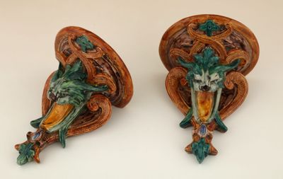 paire d'appliques murales en bois sculpté ornées de motifs verts et orange