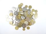 une pile de pièces de monnaie posée sur une surface blanche