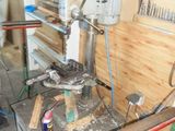 une machine posée sur une table dans une pièce
