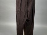 un mannequin vêtu d'une chemise blanche et d'un pantalon marron