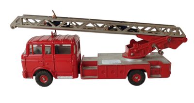 un camion de pompiers rouge équipé d'une échelle