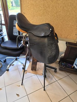 une selle posée sur un support dans une pièce