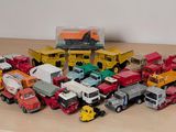 beaucoup de petits camions jouets posés sur une table