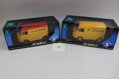 deux boîtes contenant chacune un camion de livraison jaune et rouge