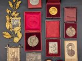 une photo montrant une collection de médailles et d'autres objets posés sur une table