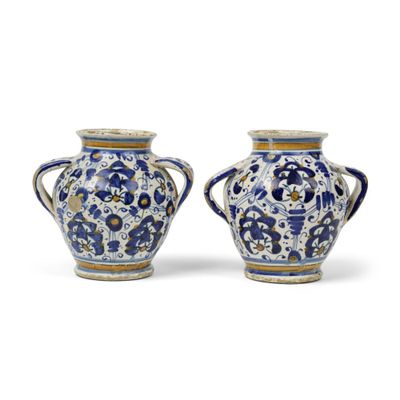paire de vases bleus et blancs posés sur une surface blanche