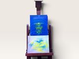 une photo d'une chaise sur laquelle est accrochée une peinture