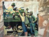 tableau représentant un groupe de soldats debout devant un véhicule militaire