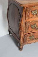Commode galbée en noyer mouluré ouvrant par cinq tiroirs et … (photo 5)