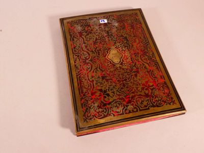 un livre posé sur une table