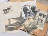 une pile de vieilles photos d'hommes et de femmes en uniforme militaire