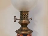 une lampe posée sur une table dans une pièce