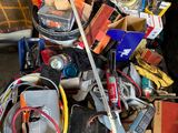 une pile d'objets assortis sur une palette