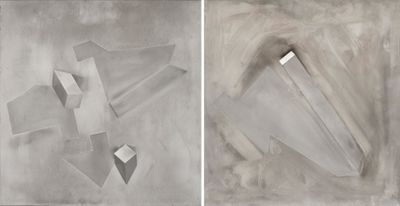 deux tableaux de formes et de tailles différentes accrochés au mur