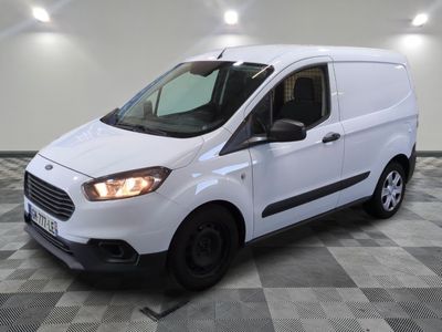 la camionnette blanche est garée sur un sol carrelé en damier