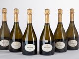 six bouteilles de vin sont alignées sur une table